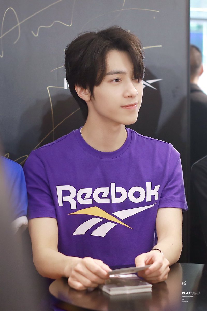 vicious_core's tweet photo. Nathan nos lloró para que lo dejaramos ir al #𝐅𝐌EETING𝐑𝐒, aunque Kiyumi lo jalaba de la patita finalmente nos manda fotos en exclusiva del mejor evento del día. Le emociona ver a todas pero #𝐌EET𝕏IEH se lleva toda su atención. (*˘︶˘*).｡*♡ https://t.co/AVGV9jVUW1