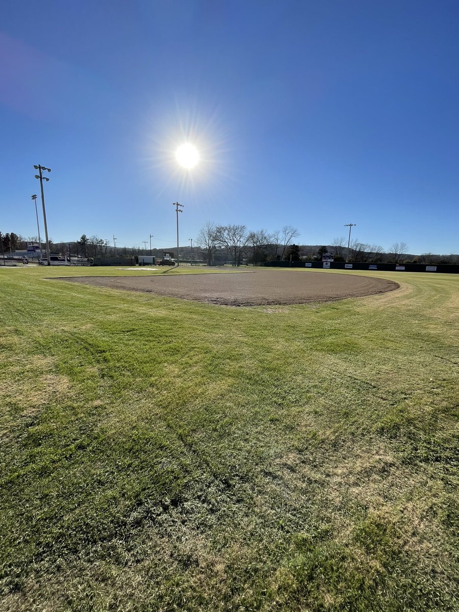 Elkins_Baseball's tweet photo. Thanksgiving break means it’s #finalcuttime before we kick off our position practices in December! Nothing like tight edges on the field! #goelks #elkpride https://t.co/LZWECQgJX3