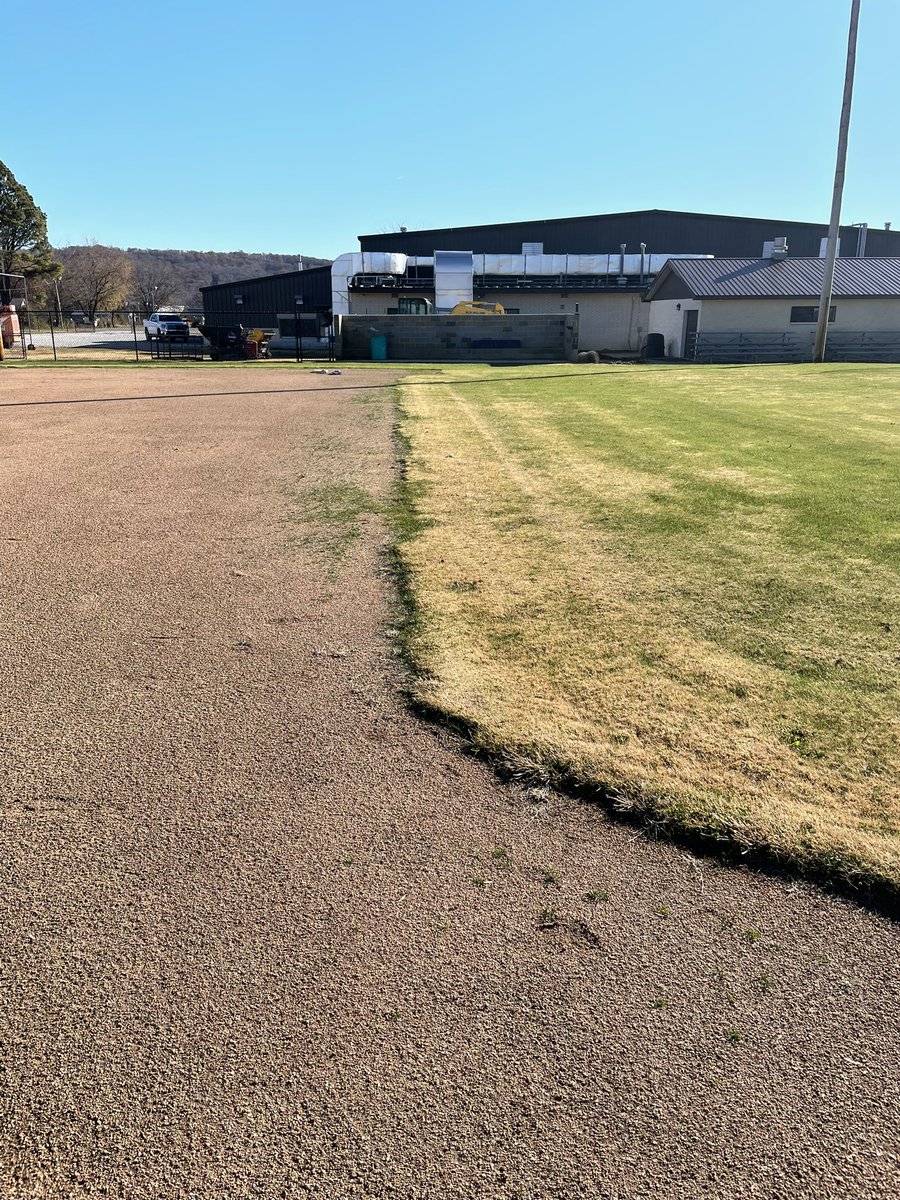 Elkins_Baseball's tweet photo. Thanksgiving break means it’s #finalcuttime before we kick off our position practices in December! Nothing like tight edges on the field! #goelks #elkpride https://t.co/LZWECQgJX3