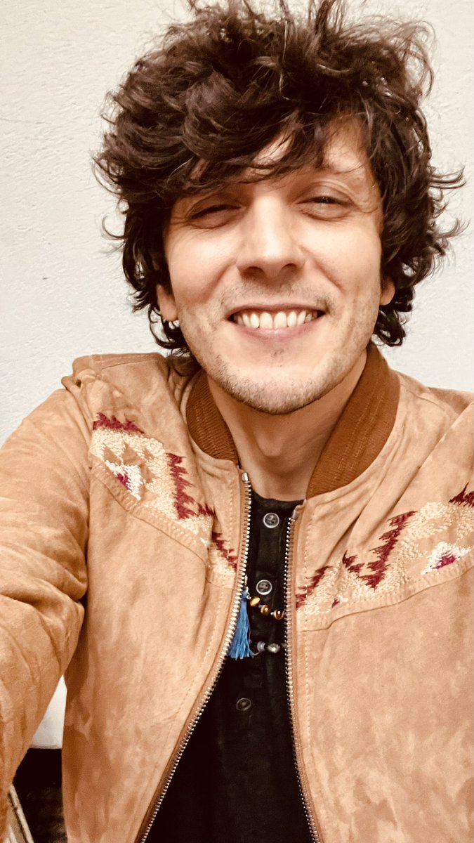 Elena7741072863's tweet photo. Buonanotte Ermal
Oggi è stata una giornata piena di emozioni con te e la tua nuova canzone #milanononesiste 
Riesci sempre a farmi sorridere e far passare in me tutta la tristezza
Sei Unicoooo 
 ti voglio un bene infinito
#ErmalMeta #ErmalMetaDay #buonanottelupi @MetaErmal ❤️❤️❤️ https://t.co/oo3DTgTgTt