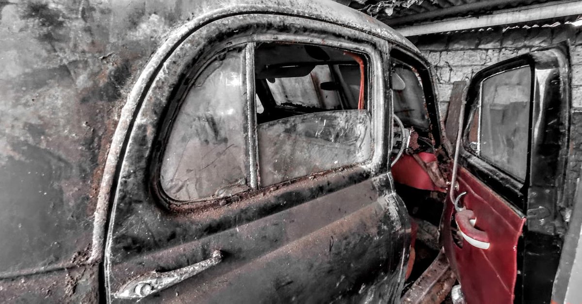 tismenic70's tweet photo. #AbandonedCars #BlackandWhite
#SplashOfRed https://t.co/QjGyTtyuIR