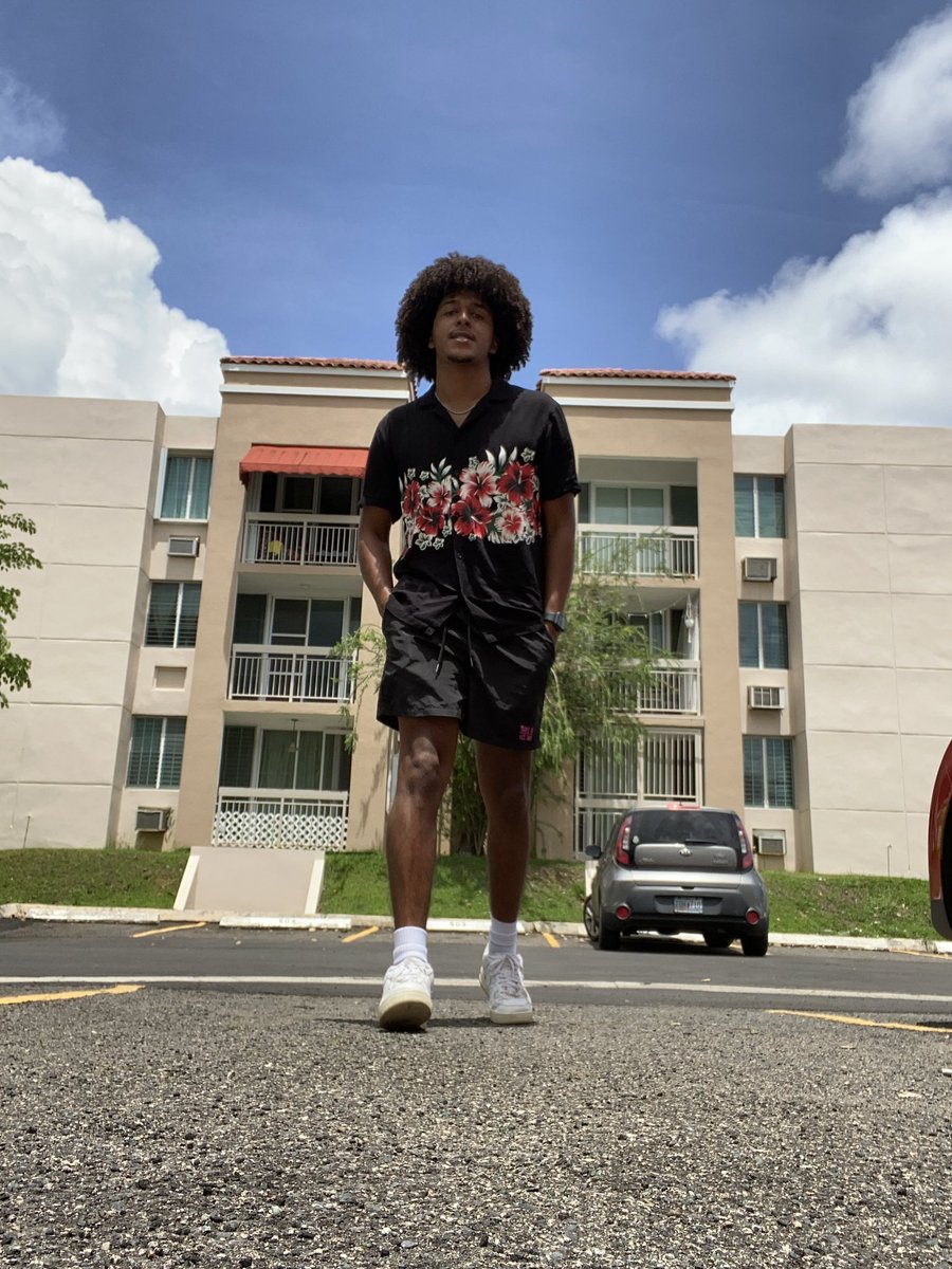 VillegaAlCuadr2's tweet photo. Vivo con el miedo constante de que los vecinos me ven por la ventana posar pa las fotos 💀🤣 anywho, ootd’s viejitos ✨ https://t.co/bHNsBpULDB