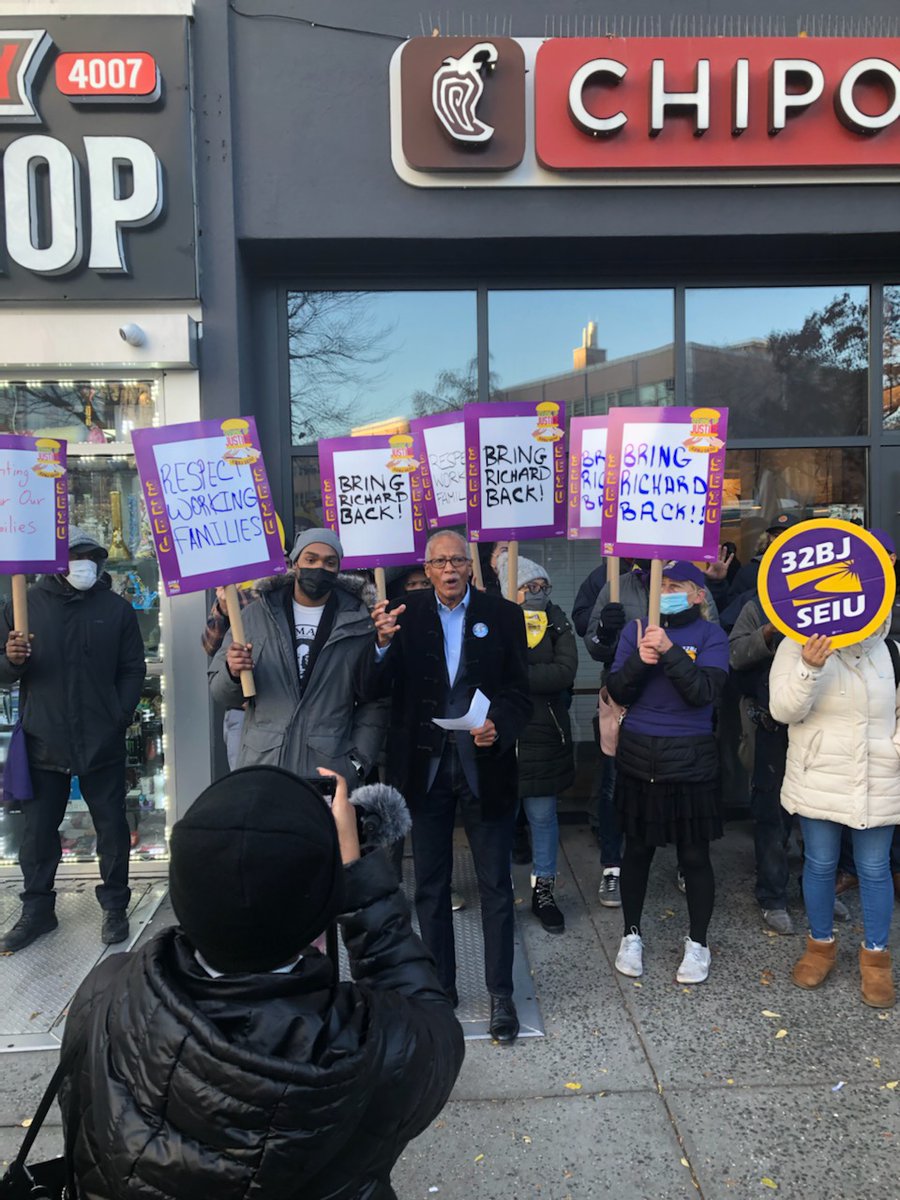 SenatorRJackson's tweet photo. Today I joined @32BJSEIU in Washington Heights in solidarity with Richard Figueroa, a father fired for being outspoken about Chipotle’s ongoing failure to comply with the Fair Workweek Law and how it impacts the lives of working-class parents like him.
#Communityfirst #SD31 https://t.co/8w2zZSc7Ac