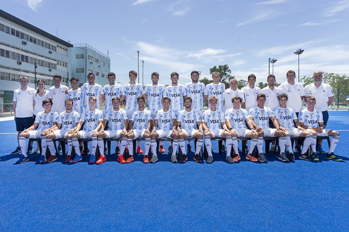 Los Leoncitos debutan el jueves en el Mundial junior de India. Argentina fue campeón en 2005 con ocho Leones que después ganaron el oro en Río 2016. Los entrenadores actuales, Lucas Rey y Lucas Cammareri, salieron subcampeones en 2001. Ahora hay ilusión con estos pibes. #JWC2021