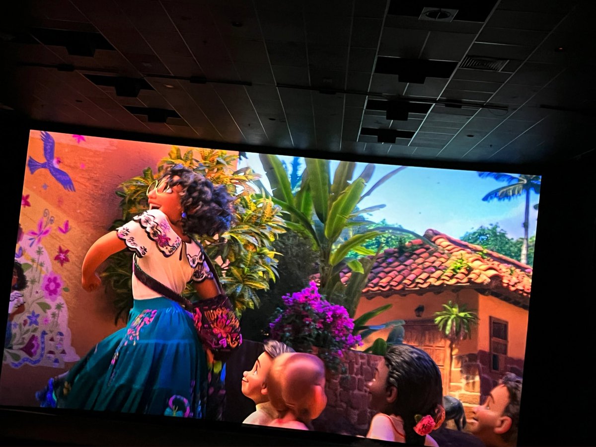 Caidadelatorre's tweet photo. No me está gustando ni cinco. Qué sancocho de culturas, un tipo con ruana al lado de otro con sombrero vueltiao y otra vestida como si fuera a bailar un bambuco? 🤢
#Encanto 
#Desencanto https://t.co/ebmDVwFfPW