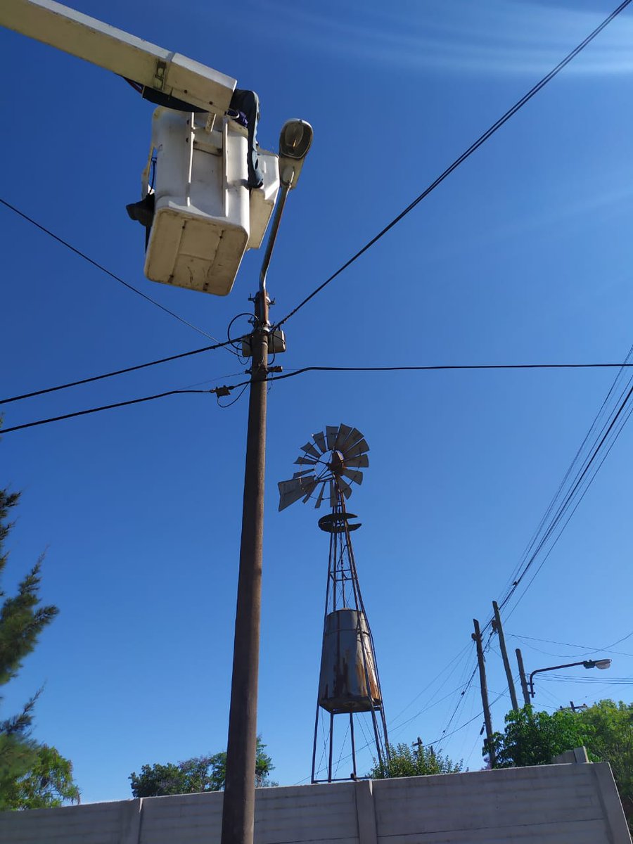 DanielBosques40's tweet photo. Continúan las tareas de recuperación del parque lumínico en  #Bosques
Reparación de luminarias en distintos puntos del barrio #LasMargaritas y #SanRudecindo 

Tareas solicitadas a través del #CallCenterMunicipal y #UGLLocal 
@Andreswatsonok https://t.co/oewkTmzlrm