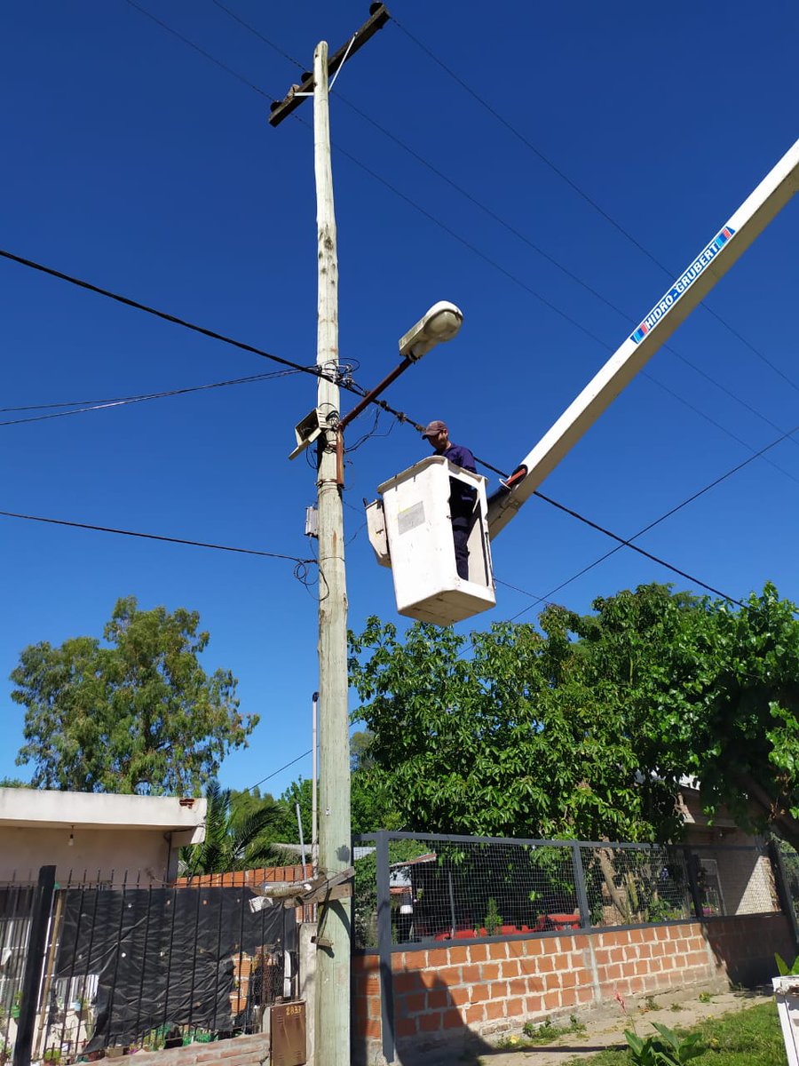 DanielBosques40's tweet photo. Continúan las tareas de recuperación del parque lumínico en  #Bosques
Reparación de luminarias en distintos puntos del barrio #LasMargaritas y #SanRudecindo 

Tareas solicitadas a través del #CallCenterMunicipal y #UGLLocal 
@Andreswatsonok https://t.co/oewkTmzlrm