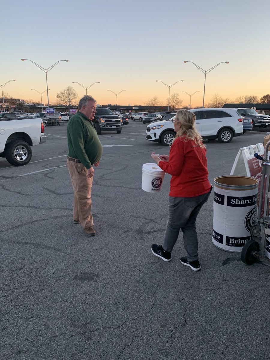 NewstalkKFRU's tweet photo. People still coming by with money and food. Join The Closers with George Young broadcasting live at Schnucks on Forum &amp; Stadium with @thefoodbankMO for the Partnership Against Hunger. Still time for you to help #como #pah #partnershipagainsthunger https://t.co/5iBdJ58rPB