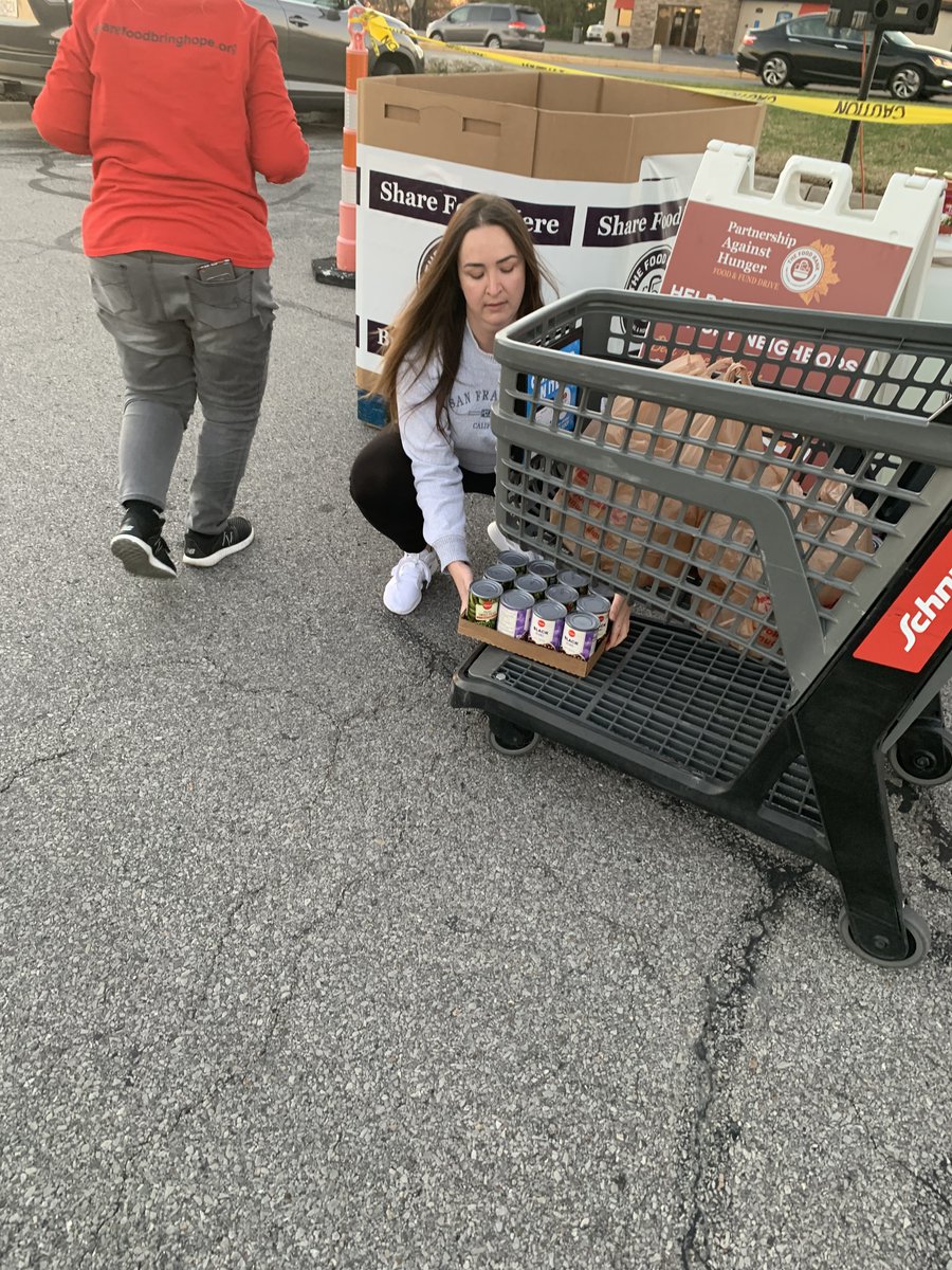 NewstalkKFRU's tweet photo. People still coming by with money and food. Join The Closers with George Young broadcasting live at Schnucks on Forum &amp; Stadium with @thefoodbankMO for the Partnership Against Hunger. Still time for you to help #como #pah #partnershipagainsthunger https://t.co/5iBdJ58rPB