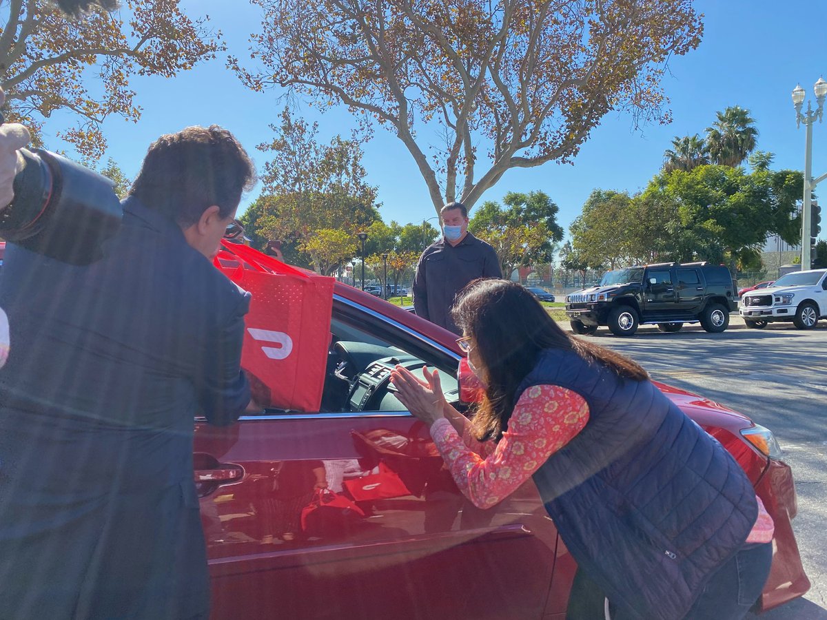 RepBarragan's tweet photo. It was an honor to help veterans, their families, and others in #CA44 prepare for Thanksgiving today.

Thank you, @VAGA_Vets and VFW Post 5394! https://t.co/RjXQL4z7tE