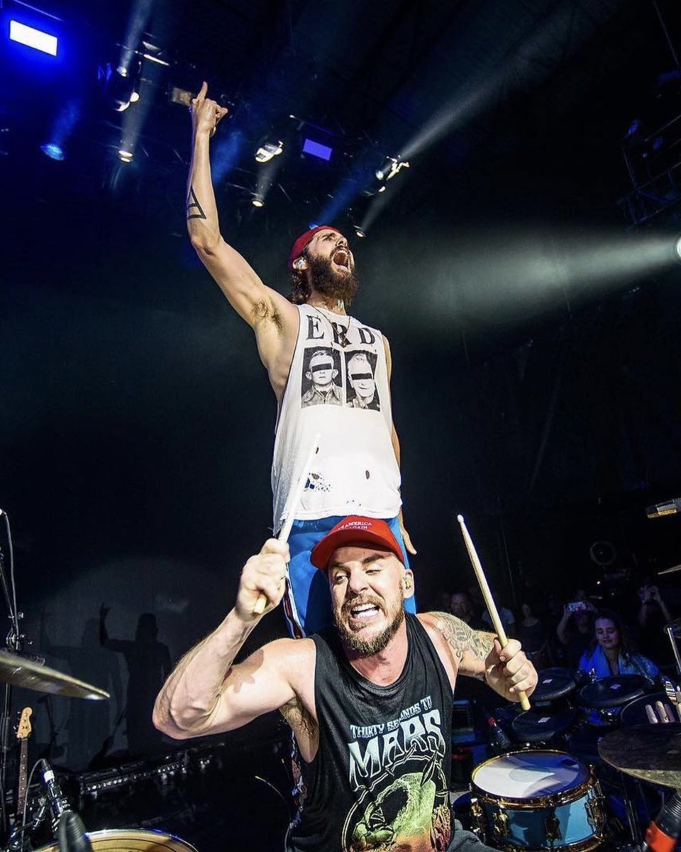 30SECONDSTOMARS's tweet photo. Hands up to the sky 🚀 https://t.co/d1fZB96TsC
