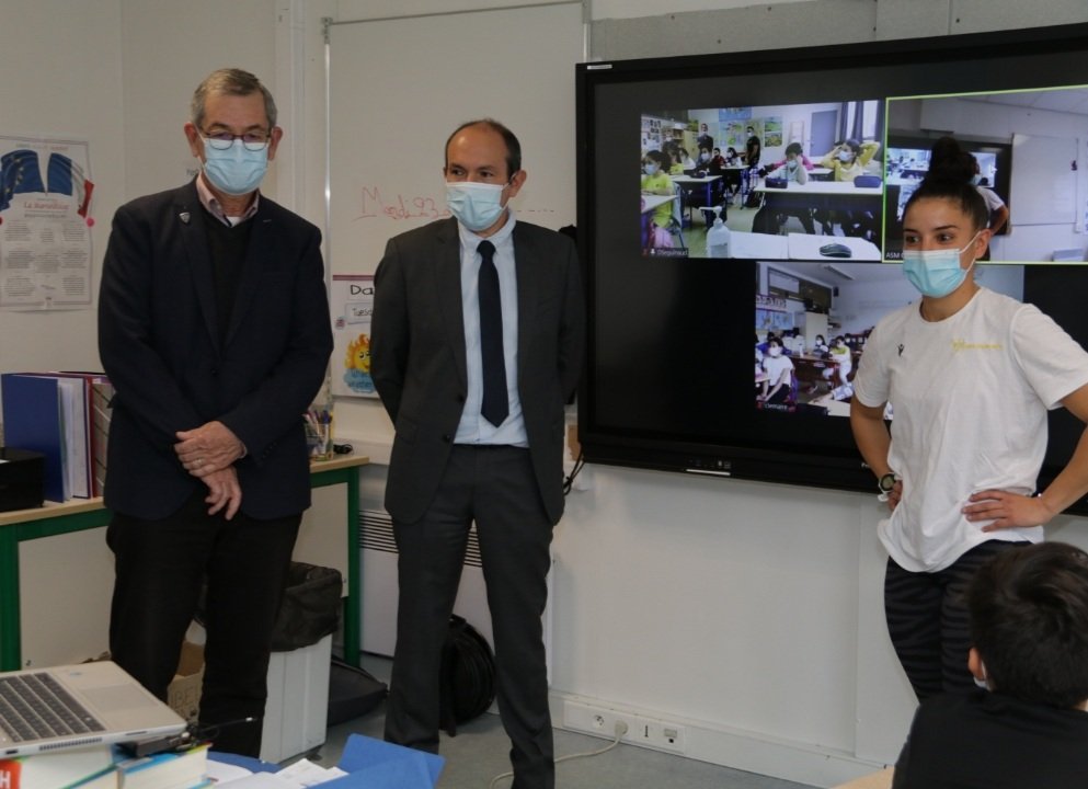 BenmiloudKarim's tweet photo. ⏰ #30APQ
Avec le Président @Asm_Omnisports Pascal Thibault, nous étions à l’école Charles Perrault pour lancer le dispositif #PauseActive (12 écoles et 41 classes) pour favoriser l'activité physique en classe.
👉 1 innovation au service des 30mn d’activité physique quotidienne. https://t.co/UaUtQKfhB8