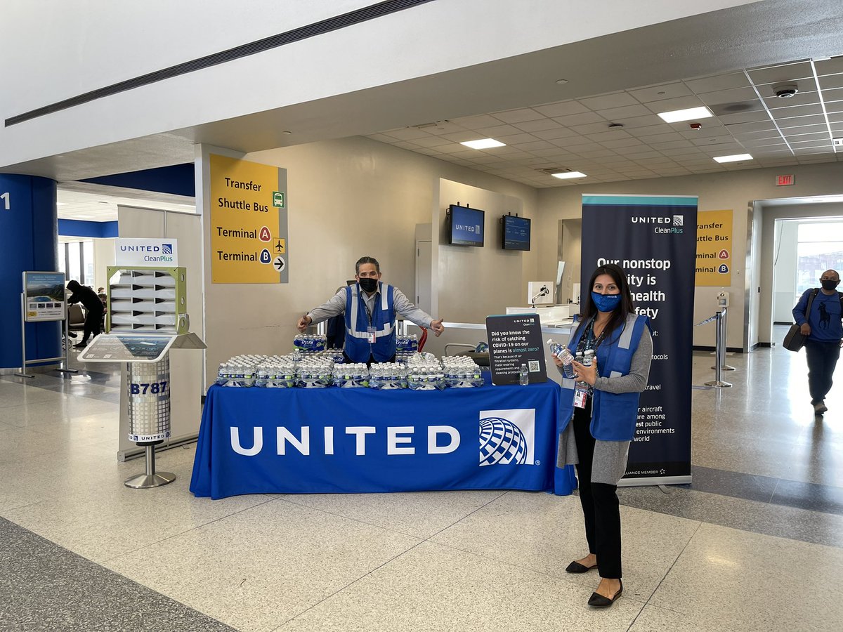 United Ready ✈️@weareunited Thanking our customer during Flyer Friendly Day @EWRairport 💙Happy Thanksgiving 🦃 Thank you EWRTeam 👏👏👏@rodney20148 @RRadicsRuns @mtmorais28 @CRivas_UAIR @laxdad99 @Izzy_United