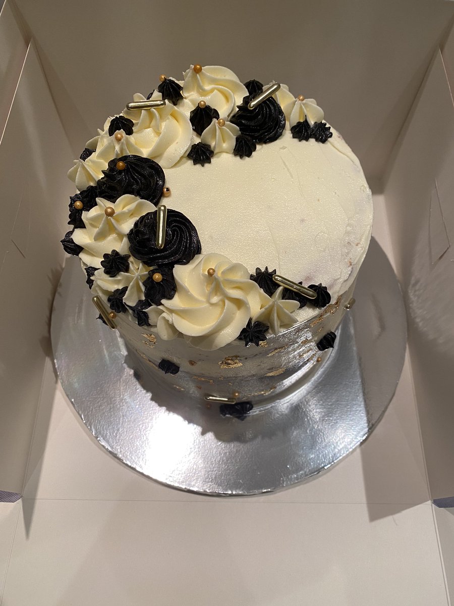 Cupcakes_Sandy's tweet photo. Black Cream and Gold 👌🏻 classic combo 😘🖤⭐️ https://t.co/vWOWEB1P1A