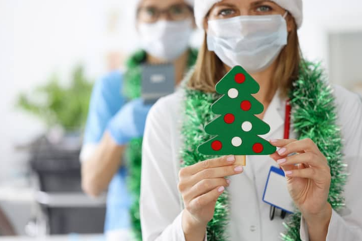 There’s no place for grinches in the workplace!  That's why we put together five ways to beat those holiday shift blues this year.  fal.cn/3k51M

#travelnurse #traveling #nursing #holidays #amntraveler