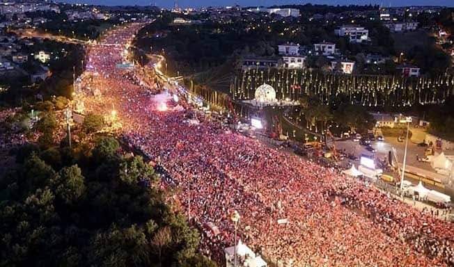 Halk sokağa çıktı diyorlar. Halk degildir o, halk çıktı mı böyle olur. Ve o halk, ne zaman sokağa çıkacağını iyi bilir. #15temmuz #DevletiminYanındayım