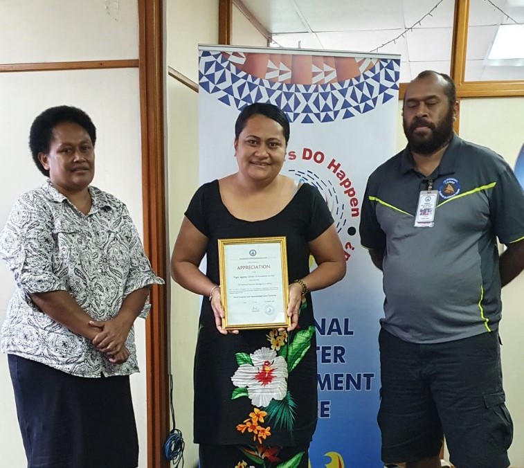 FijiNDRMO's tweet photo. Kudos to the 🇫🇯 #FEMAT team for their recognition of @FijiNDMO's assistance &amp; support towards Govt's #COVID19 operations. This morning, Director NDMO @SokoVasiti received this Certificate from the #FEMAT team as a token of appreciation.

#OnlyTogether https://t.co/bcu415fDxl