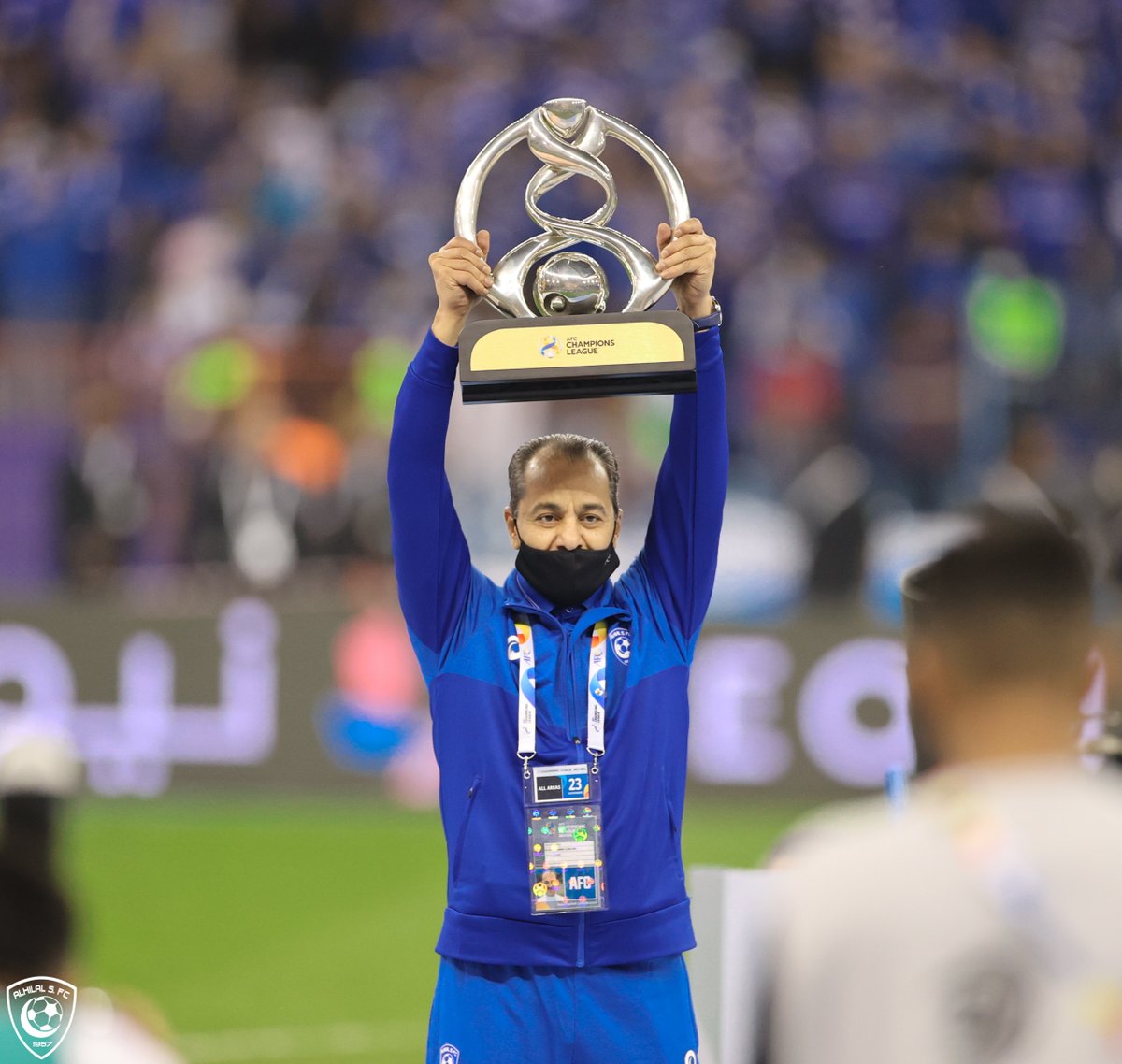 Alhilal_FC's tweet photo. 🏆 القائد التاريخي @S_AlNeayma يرفع الثامنة 🤩💙

#الهلال_كبير_آسيا https://t.co/hkPnLQH6ea