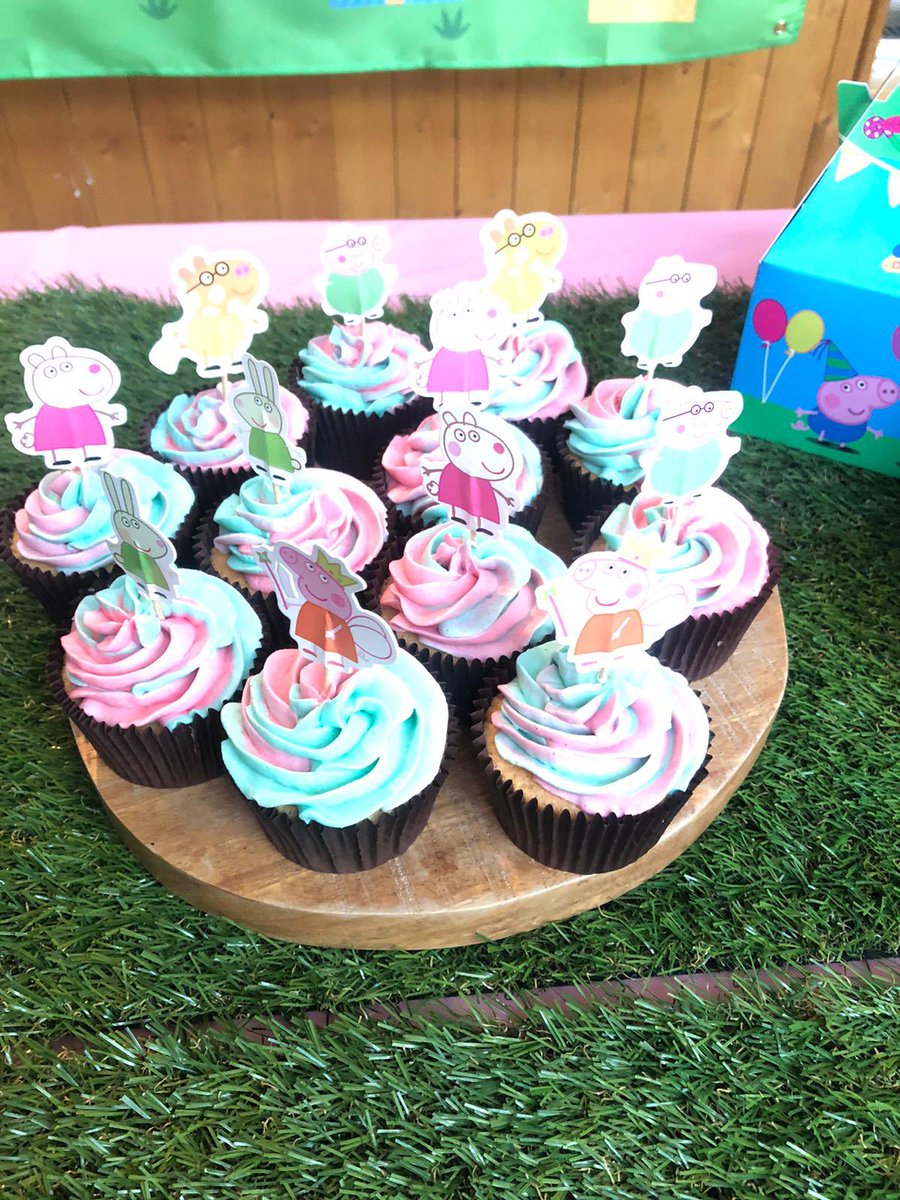 Cupcakes_Sandy's tweet photo. My Peppa pig cupcakes looks perfect next to the cake and all the decorations 😍👌🏻🐽 https://t.co/liphO1HFWA