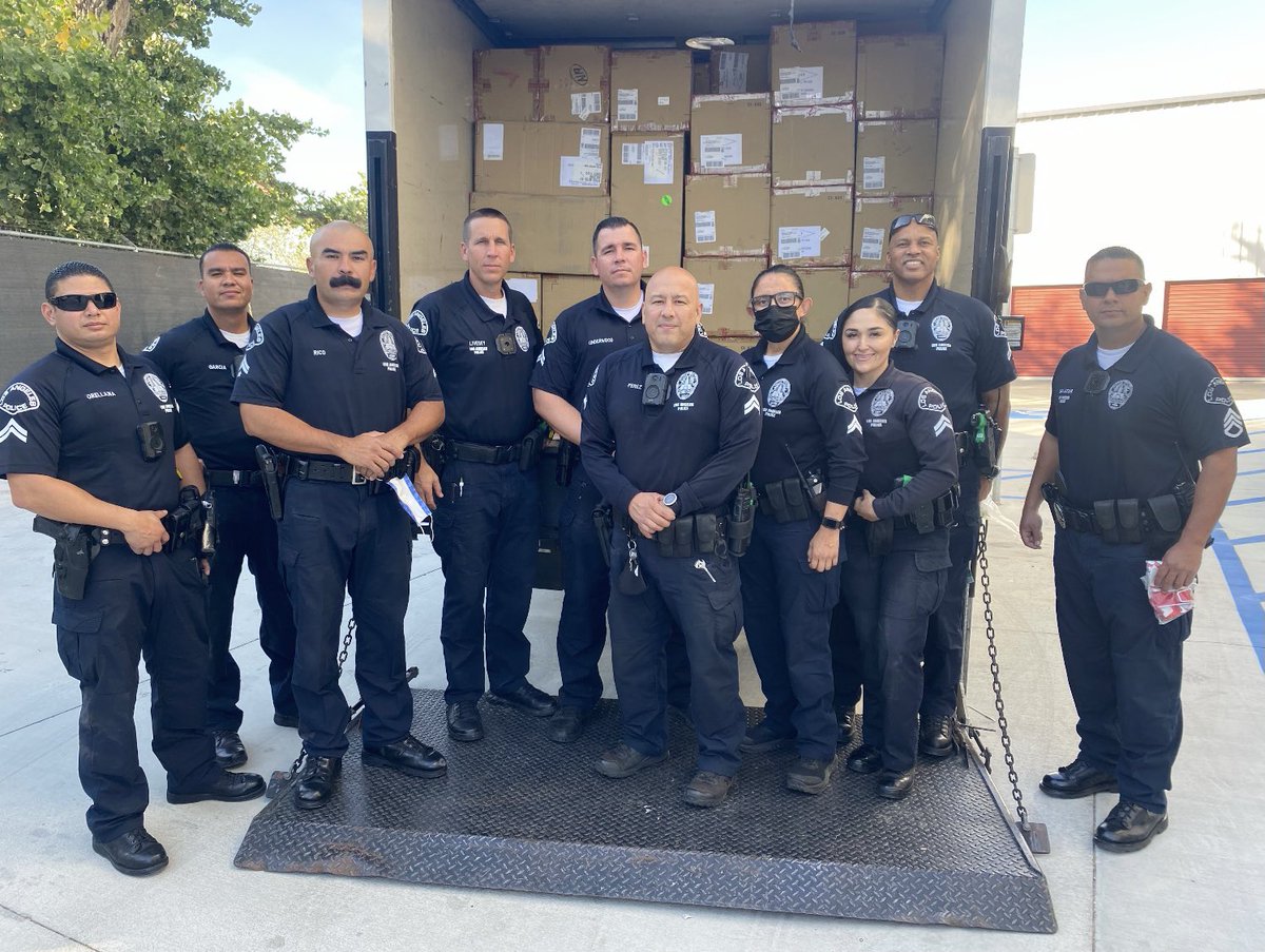 HunterGreene17's tweet photo. Huge shoutout and thank you @lapdcsp for all the helping hands to load up the truck with cleats from our Santa Clarita location. 💪🏾👮🏼‍♀️👮🏼👮🏾‍♂️👮🏽🚓 over 1,000 pairs coming to the San Fernando Valley! Let’s go 🔥🔥🔥 https://t.co/KPfcdcBytU