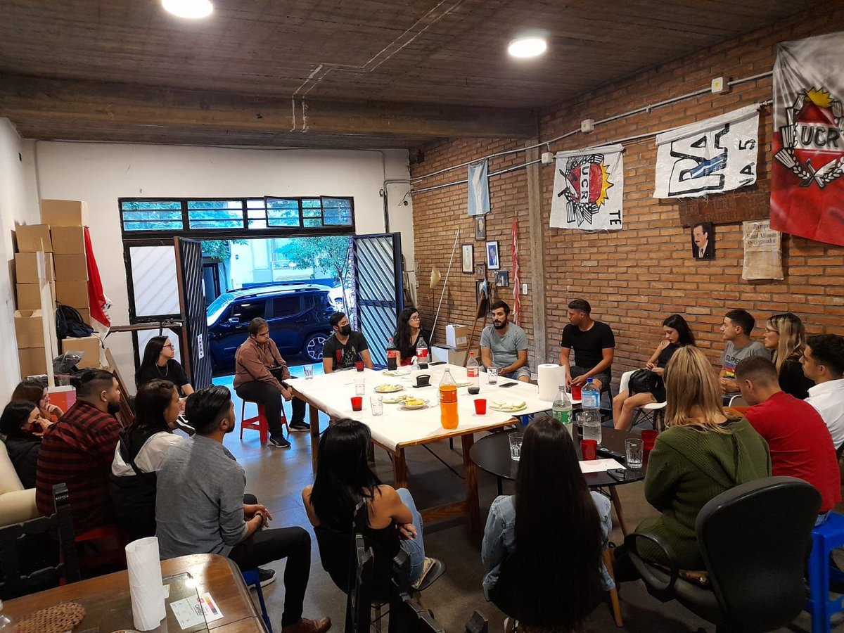 JRxARGENTINA's tweet photo. Hoy, realizamos un encuentro con militantes juveniles de la comuna 5 junto a @franloupias Secretario General de @jradicalcaba y referentes distritales de @jrxargentina.
@antodeluka93 @_lucasmola @AldiCrucitta https://t.co/bF6lBbbbwa
