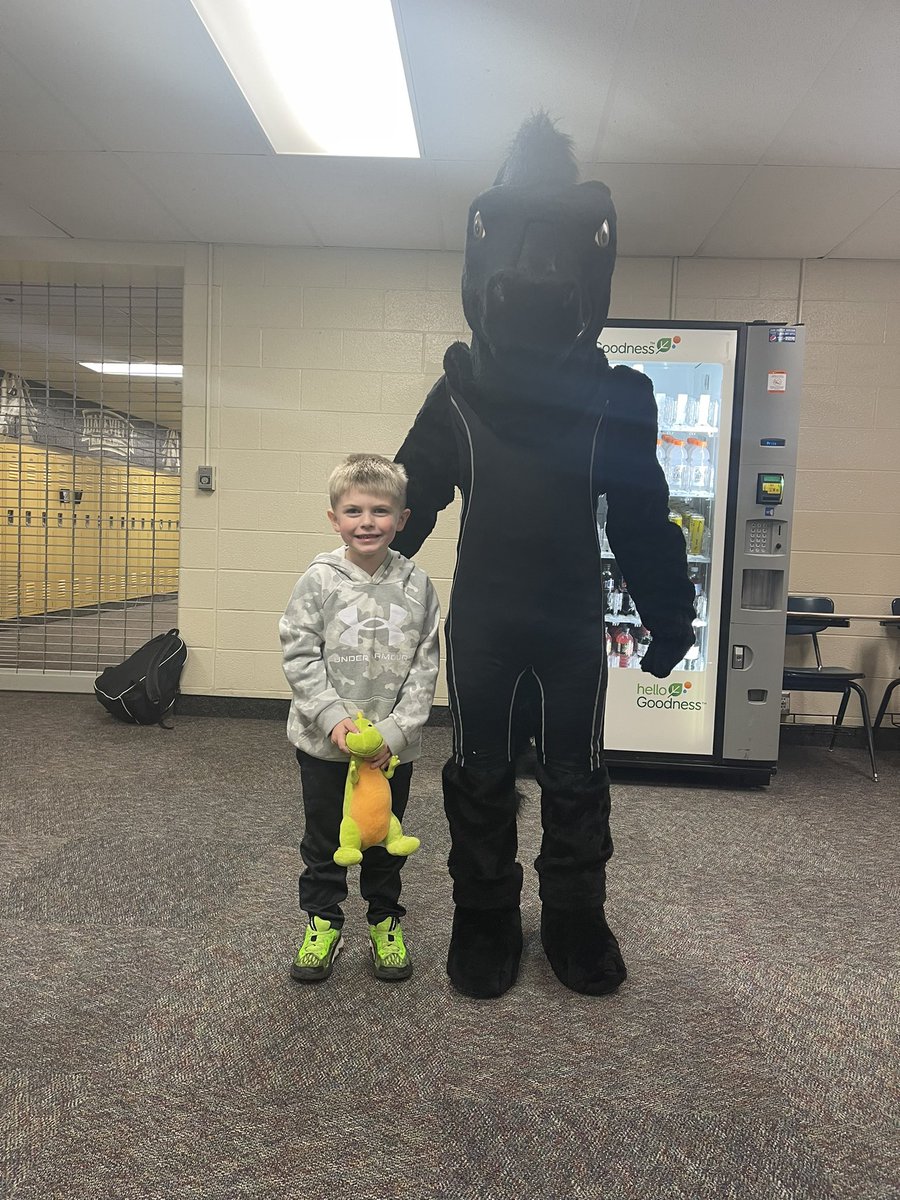 DvilleFans's tweet photo. Easton and the Bronco! 💛🖤 https://t.co/UKOCLqQ1Xk