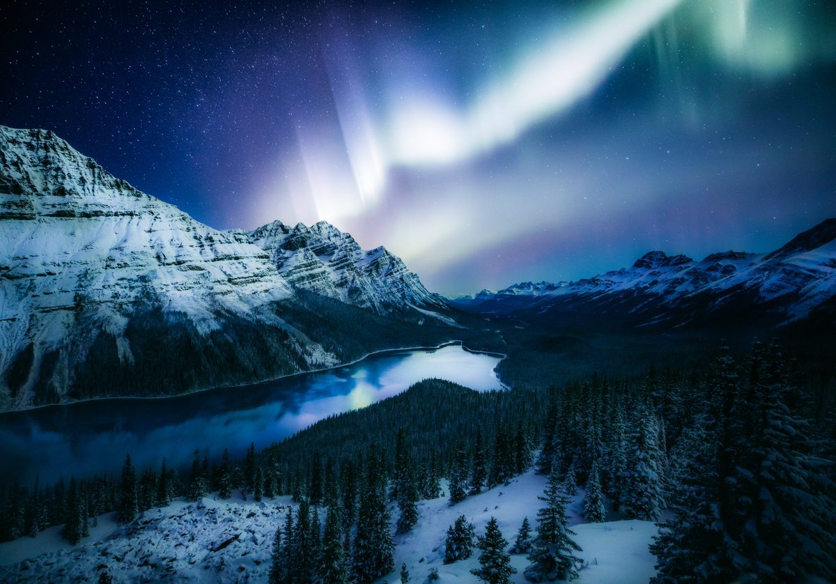 jennadixonphoto's tweet photo. I currently have two Aurora images available on @withFND. Should I mint a 3rd and make this a series? https://t.co/83WG8L4EH3