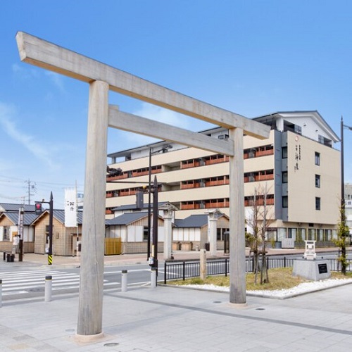 yutosokennews's tweet photo. 【ＰＲ記事 一度は泊まってみたい宿】　新手の駅前再開発？伊勢だからこそ可能だった、温泉旅館と陶器市の複合施設「伊勢外宮参道　伊勢神泉」。　三重県伊勢市
https://t.co/0td9n3JpPN https://t.co/LOveuoObNP