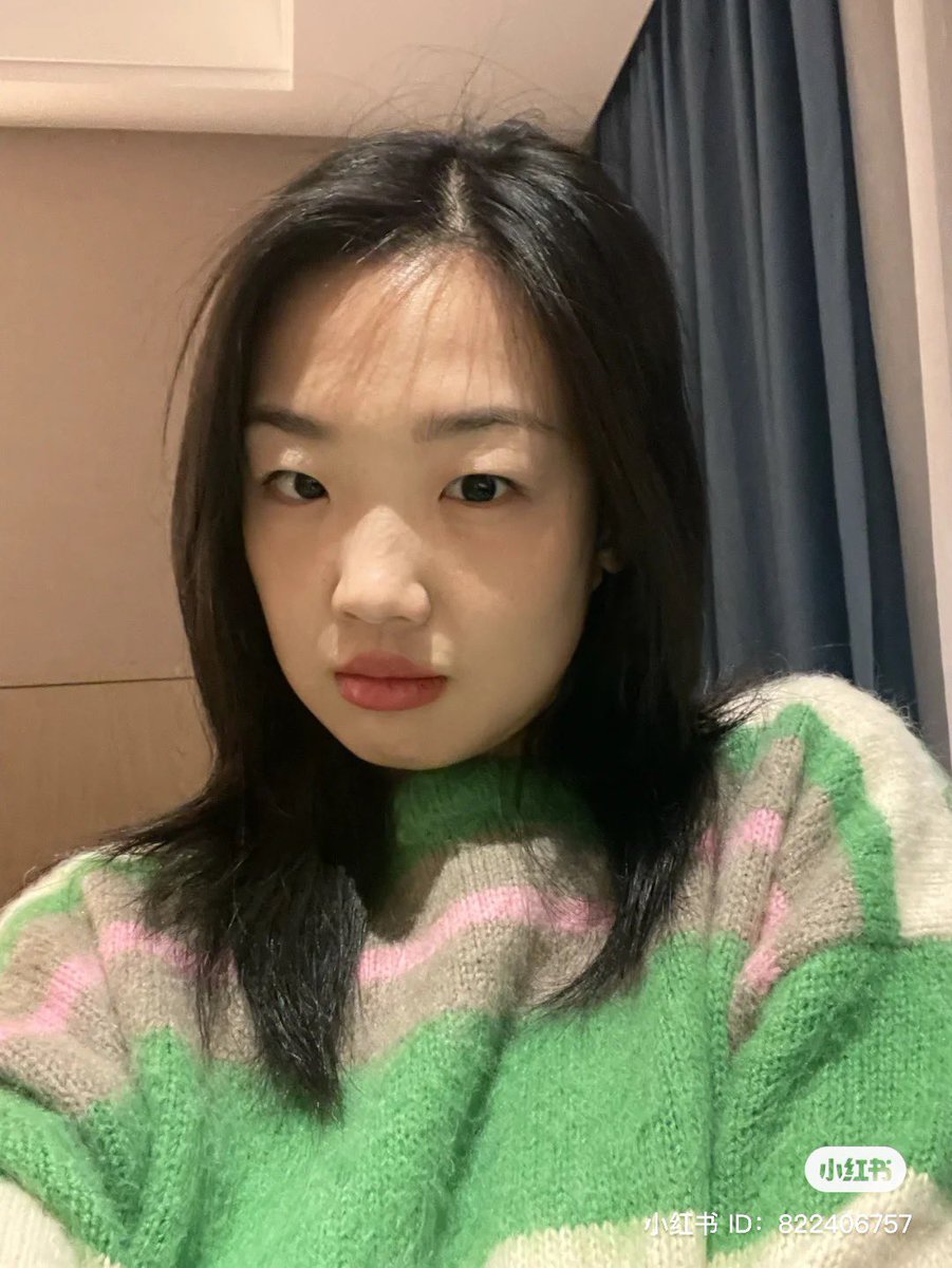 picswangqing's tweet photo. 211116 — Wang Qing Xiaohongshu update

"分享一个最近出差最喜欢用的行李箱
我个人最喜欢拉链行李箱
灰灰糯糯的
看起来长长的
实则能把我放进去哈哈哈哈哈
说明我瘦了

#WangQing #王清 #YvonneWang https://t.co/uFfDOkMuQL