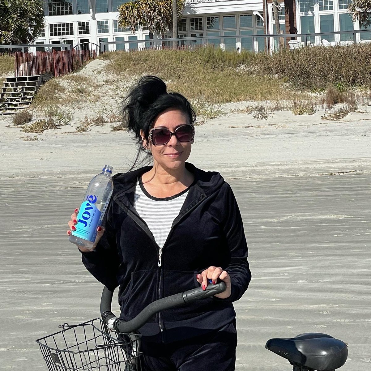 B_A_Select's tweet photo. Stayed hydrated with #jovewatee today while biking on the beach 🏖 https://t.co/fVTGJBNaSU