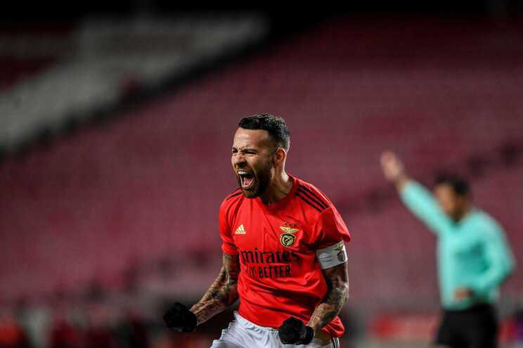 PedroElouro97's tweet photo. ENORME !! 🔴⚪️👊🏻
@Notamendi30 https://t.co/wGJxfIi3ed