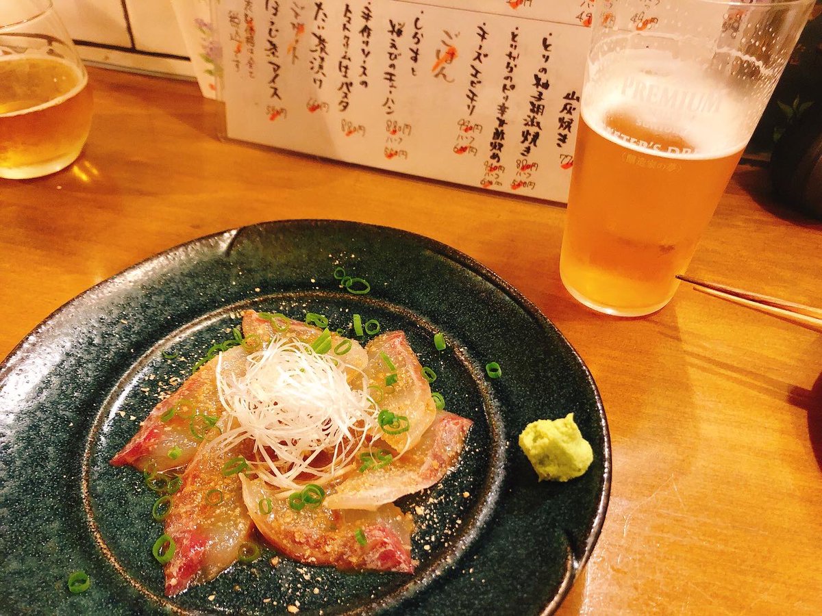 ymemil2's tweet photo. 近所の居酒屋さん、雰囲気良さげでふらっとはいったのですが行きつけになりそう。
ごまさばを堪能しながら初めての前割りを。
前割りは、焼酎を前もって数日前から水で割っておく飲み方。
店主さんのご好意で水割りと飲み比べさせてもらったんですが、口当たりのまろやかさが全然違いました。 https://t.co/DQW3GWS3RN