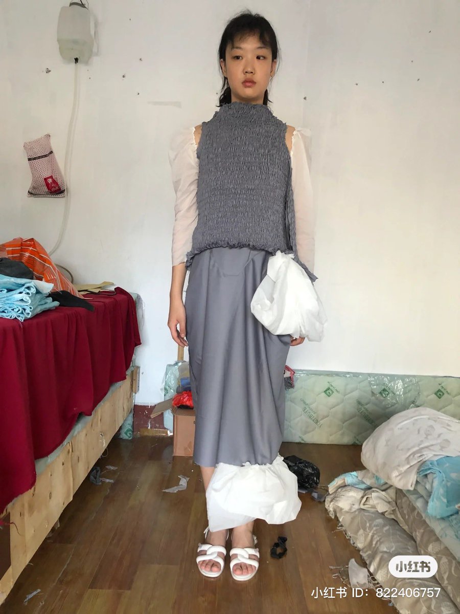 picswangqing's tweet photo. 211118 — Wang Qing Xiaohongshu update

"翻照片翻到了以前做的衣服
硬型贴身的西装面料跟防晒衣料搭配起来比较有趣
我喜欢冷不丁冒出来个什么的感觉
冒出来的那一块就是人性，浪漫，情怀
随便是啥
反正是自我"

#WangQing #王清 #YvonneWang https://t.co/mCkn2YNL9Y