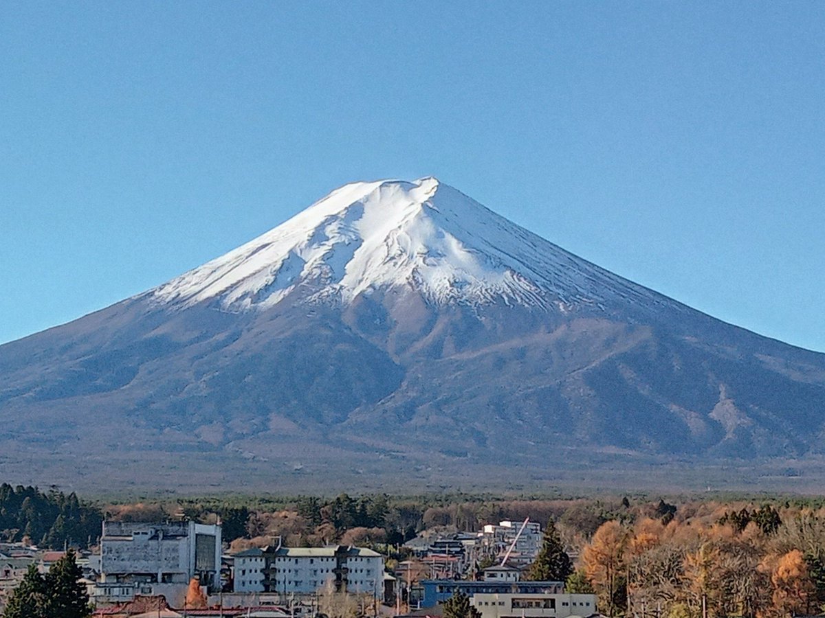 11月24日（水） おはようございます。 富士山駅Qスタ展望デッキからの富士山です。 手がかじかむほどの冷たい風が吹いています。