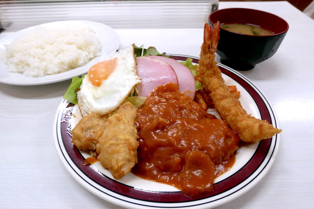 ソロメシ 公式 清澄白河の実用洋食 七福 夜でも1000円程度で洋食や中華を食べられて実用的です 夜でも頼める七福ランチはデミグラスに覆われたメンチカツに海老フライ 肉天と盛り沢山 上にすると海老が大きく 目玉焼きが追加になります 毎日