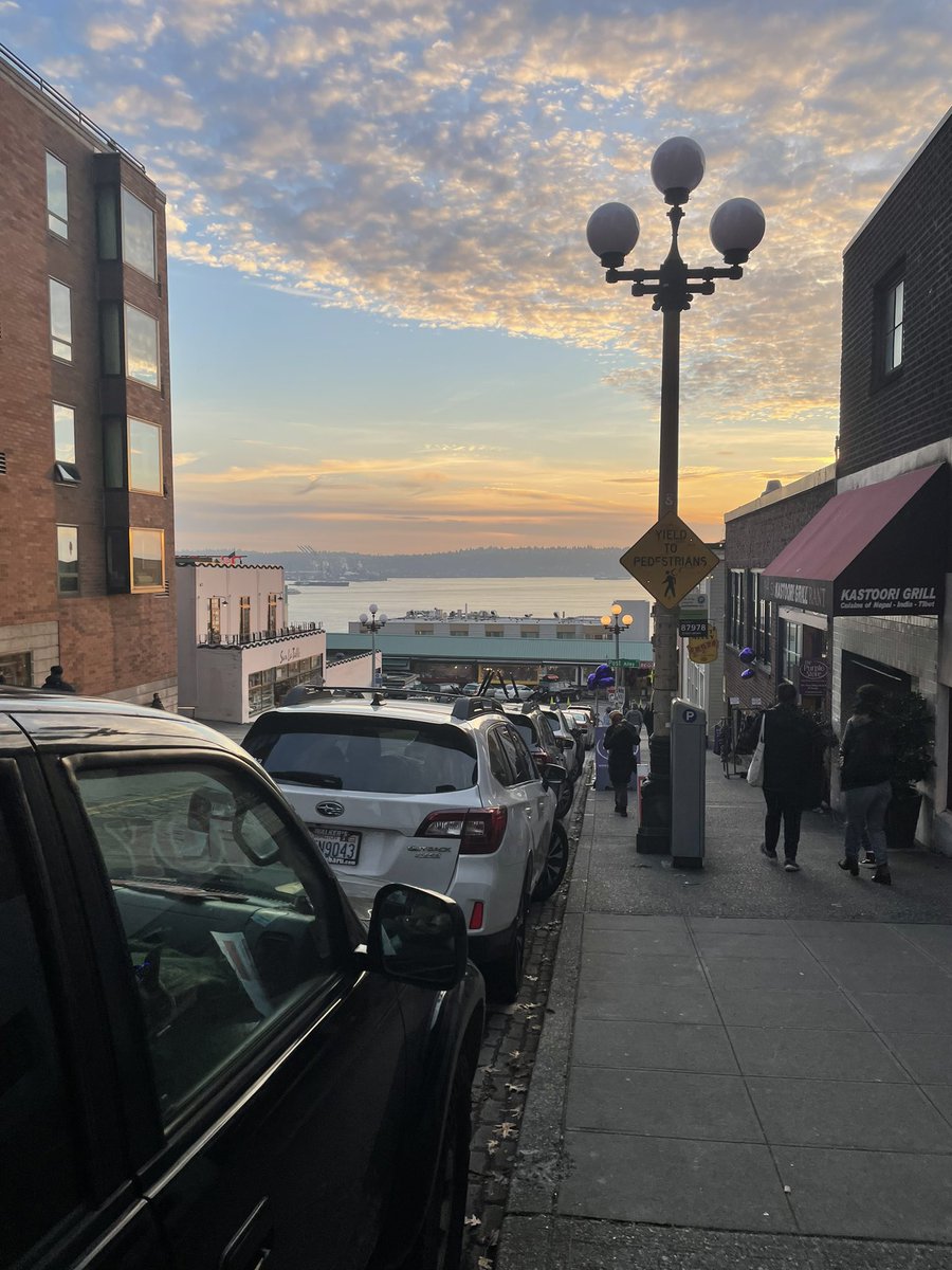 LatinWx's tweet image. Back in Oklahoma after a fruitful first #NCA21 in Seattle, WA. Personal favorite moment? Connecting w/ @LCSD_NCA and meeting so many amazing scholars working in Hispanic/Latinx communication research. 👨🏽‍🏫👩🏾‍🏫🧑🏿‍🏫 

Feeling pumped for what’s to come in my bilingual #riskcomm journey 🌪