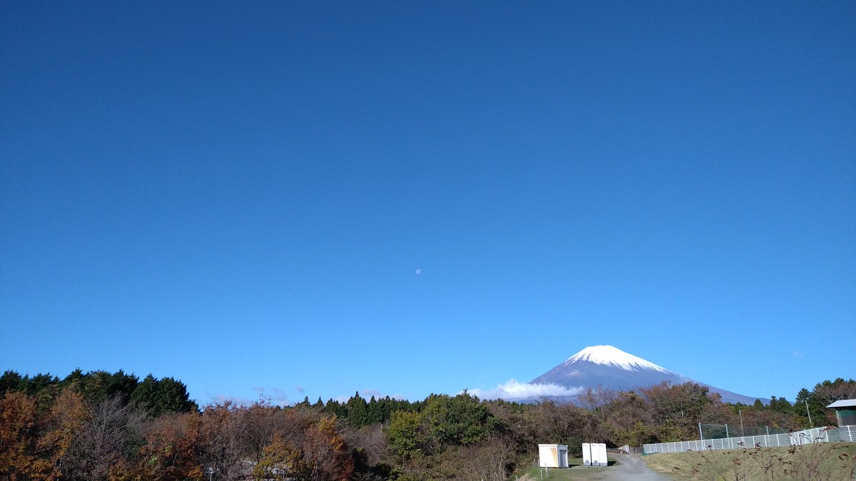 おはようございます。 今日は見事な青空です。 写真の中央にゴミ様なものが写っていますが、よく見たら、月でした！