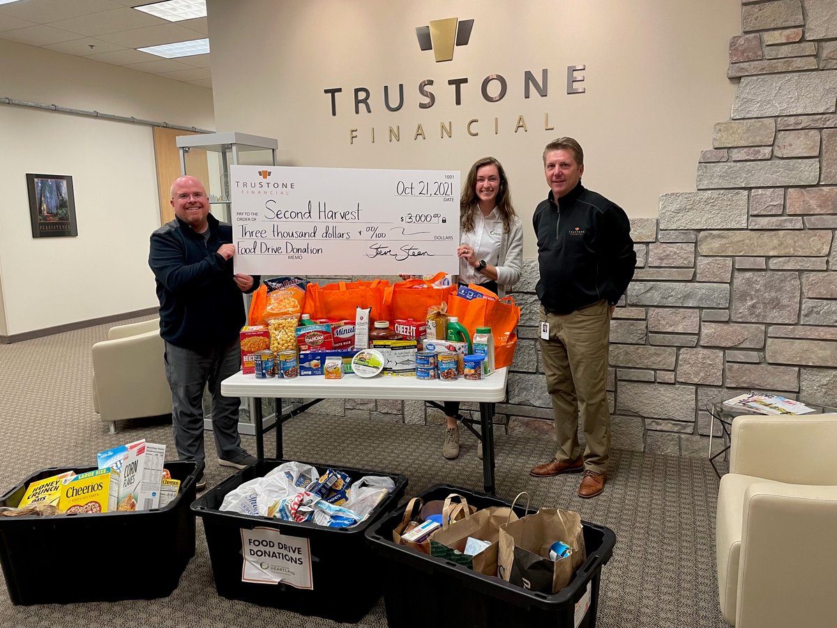 TruStoneFCU's tweet photo. Another successful #CUForwardDay is in the books! Our members and employees helped us collect more than 14,200 meals for @2harvest and @shalomcenterwis! Read more here: https://t.co/DsvRlXcnuu
#CUForward https://t.co/7Puqx2hUQx