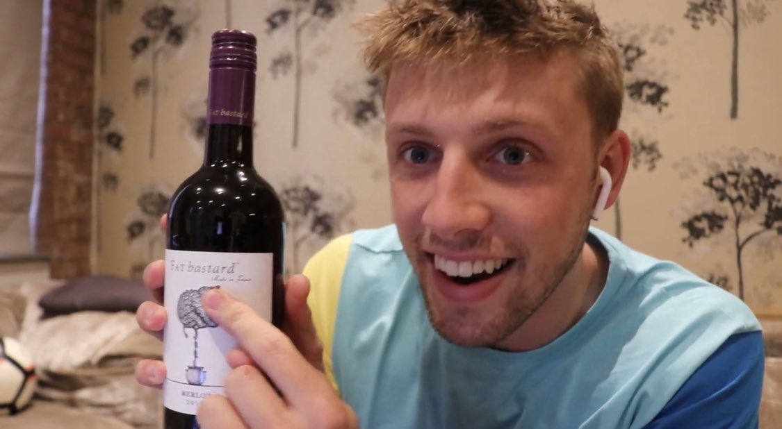 oocsdmn's tweet photo. Happy Birthday @wroetoshaw!!! 💛 https://t.co/J5W1sI5PIz