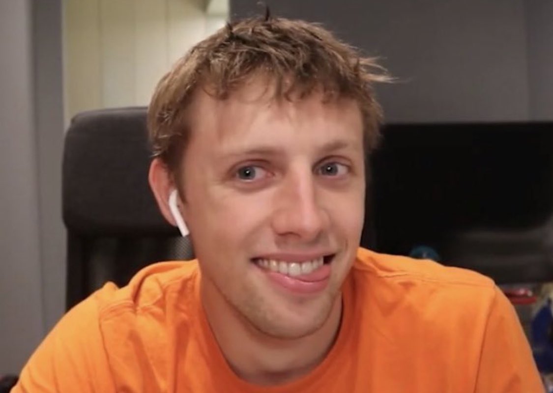 oocsdmn's tweet photo. Happy Birthday @wroetoshaw!!! 💛 https://t.co/J5W1sI5PIz