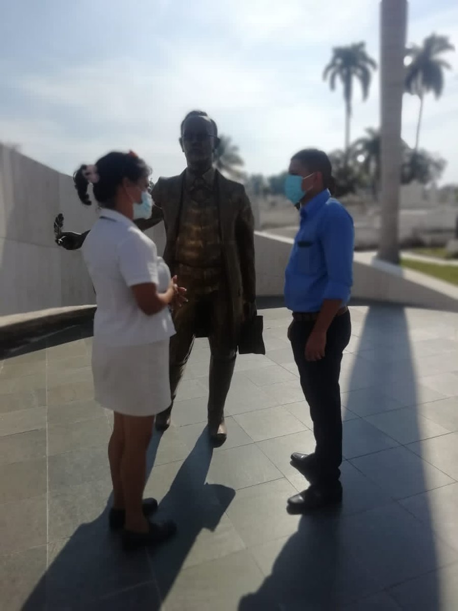 JosCarlosCruzS3's tweet photo. Parada obligatoria para rendir tributo a #Fidel, vísperas del 5to aniversario de su desaparición física y a una pléyade de mártires de la patria que reposan en el camposanto cementerio Santa Ifigenia, patrimonio de la humanidad #CubaVive #JovenClubTeConecta #CubaInformatiza https://t.co/mOUzU9Lwi1