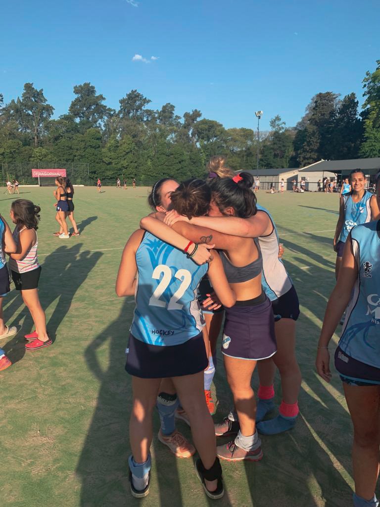 delgadomjulieta's tweet photo. La primer lloradita que metí con estas pibas fue a los 15 en el 2017 por no haber entrado a los play off. Y hoy, 2021, en primera, llorando por un ASCENSO. Esto no tiene precio💙 https://t.co/QkNTVT3OOE