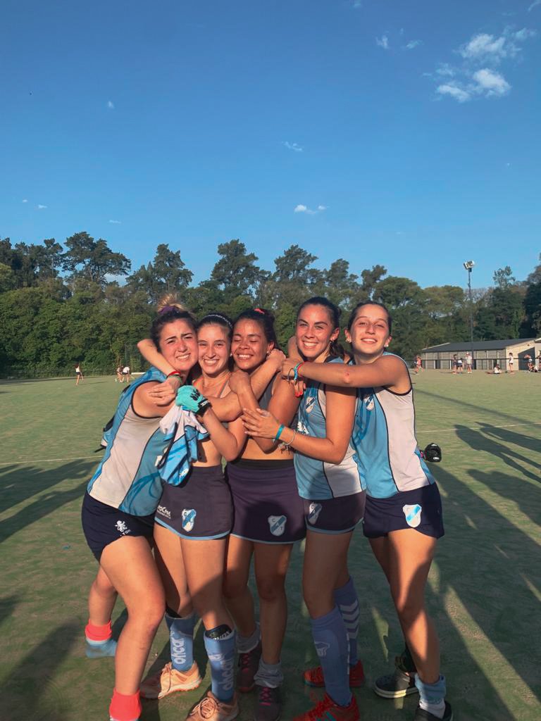 delgadomjulieta's tweet photo. La primer lloradita que metí con estas pibas fue a los 15 en el 2017 por no haber entrado a los play off. Y hoy, 2021, en primera, llorando por un ASCENSO. Esto no tiene precio💙 https://t.co/QkNTVT3OOE
