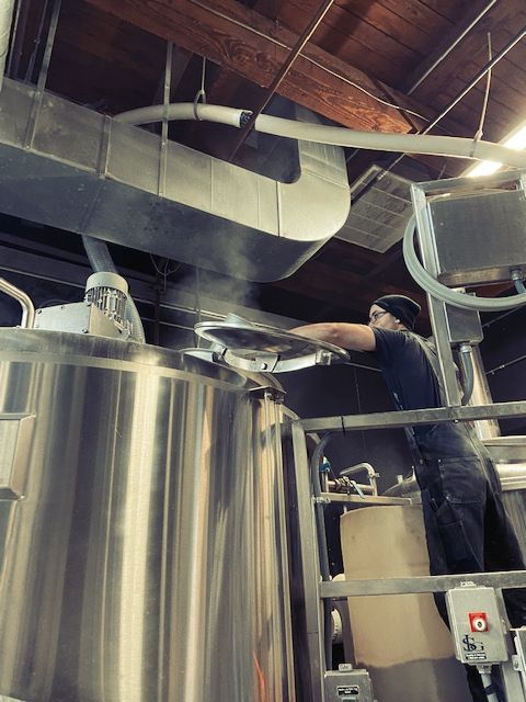 GhostfishBrewCO's tweet photo. A peek at our brewer hard at work making something tasty for all of you!
#ghostfishnation #ghostfishin #glutenfreebeer #whatsinyourbeer #craftbeer #spokinverified #seattlemade #brewery #taproom #celiac #brewing #brewer #millet #buckwheat #quinoa #naturallyglutenfree https://t.co/qFyxXsKiVe