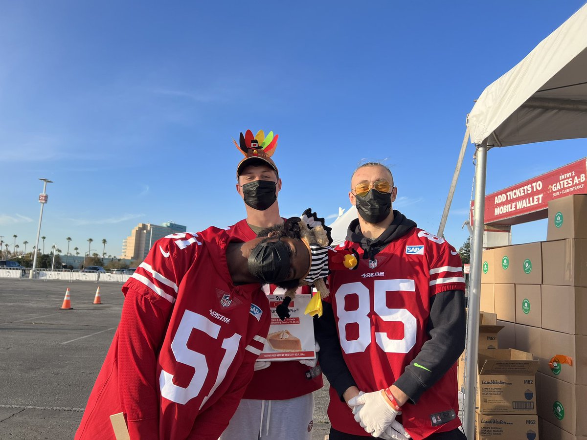 TracyFGSN's tweet photo. The @49ers partnered with @2ndharvest to provide #Thanksgiving groceries to more than 750 Bay Area families ❤️💛 @49ersCommunity #49ers #49ersGiveBack https://t.co/CVrzj7W1Vq
