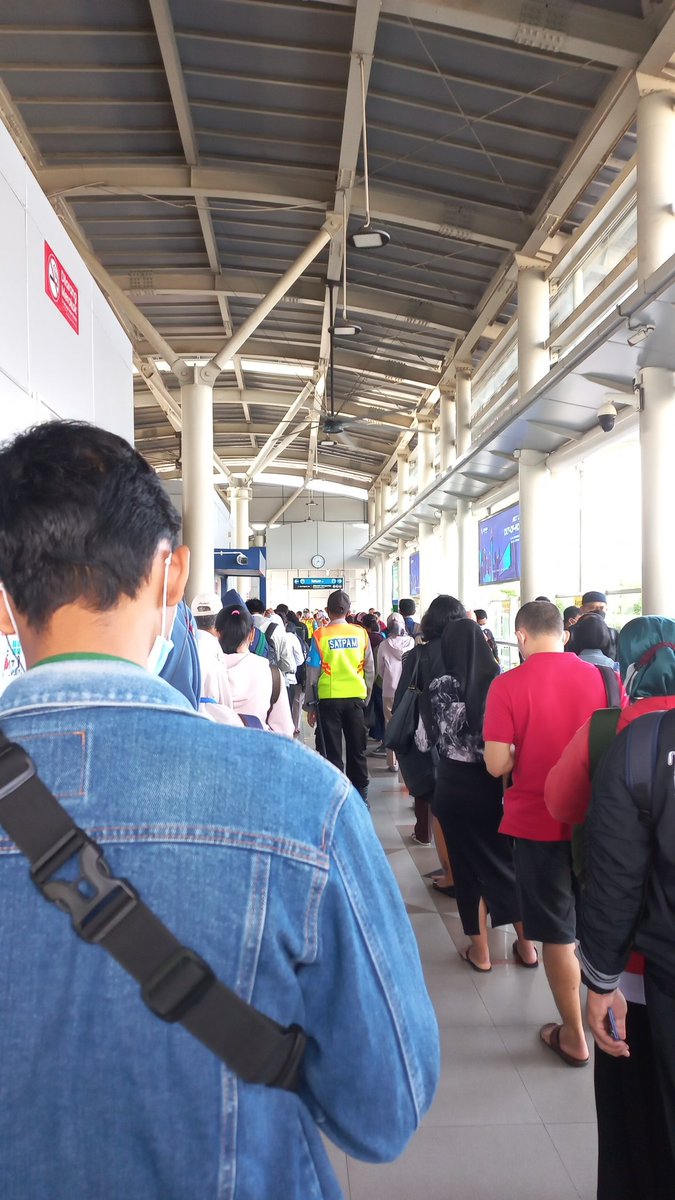 Giangaman's tweet photo. @stasiun cakung https://t.co/g2FI2XIu5I