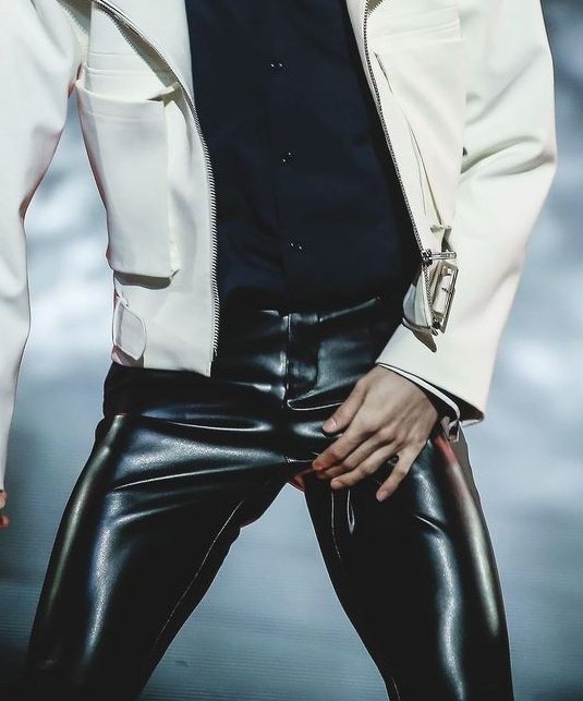 orang2007's tweet photo. leatherpants🥵👖 https://t.co/WmITZJiPng