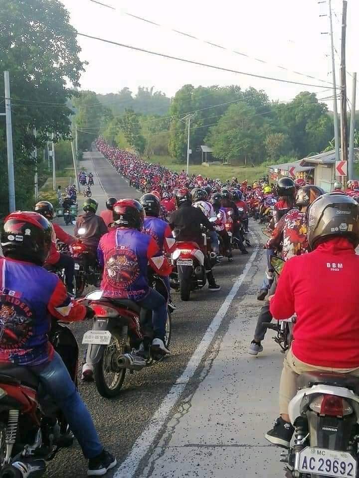 pinoyanghang's tweet photo. Q: Tanong ng mga dilawang penks, bakit puro 2 WHEELS ang sumasama sa mga caravan para kay #BBMSARA2022, at konti lang ang mga 4 WHEELS tulad ng SUV at sedan?

A: Sila kasi ang masang Pinoy, ang mga nilalait n'yong di parte ng "AB crowd." Mas marami sila at may PWERSA sa botohan. https://t.co/7YGPywixyX