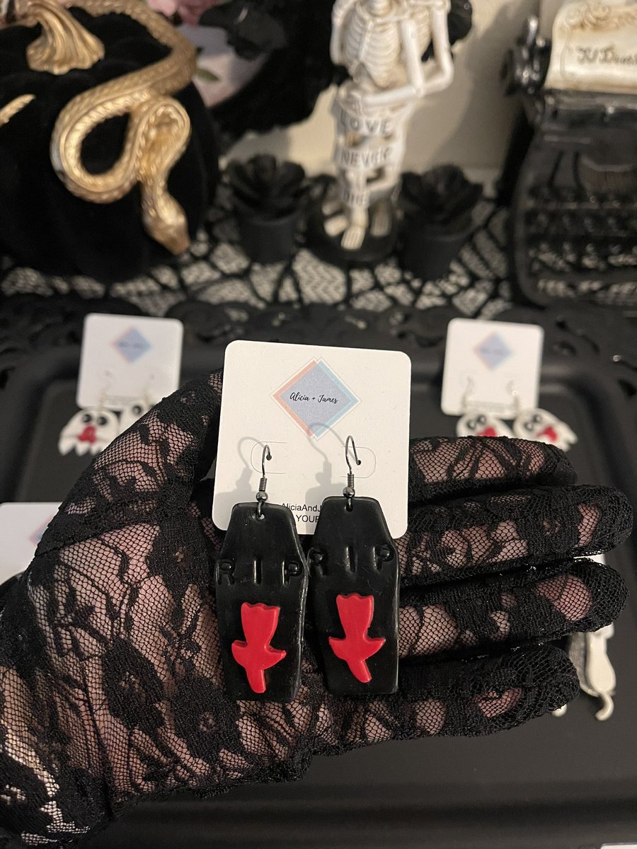 🌹 RT if you’d wear! 🌹 50% off, no code needed! These cute little coffin earrings feature a matte black design with a bright red rose. Perfect parts spooky & glam! Garden Graveyard Earrings: aliciaandjames.com/products/garde…