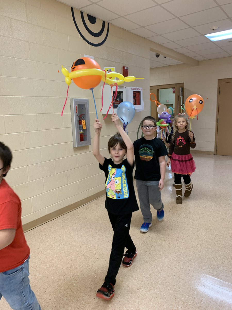 HSheltonCTE's tweet photo. Grandview’s 3rd grade Macy Parade based off the book Balloons Over Broadway! Ss were so excited to be creative and enjoy the day after learning about the puppeteer Tony Sarg! Thanks to everyone who came out to watch our parade! #balloonsoverbroadway https://t.co/MmZjQFgyx3